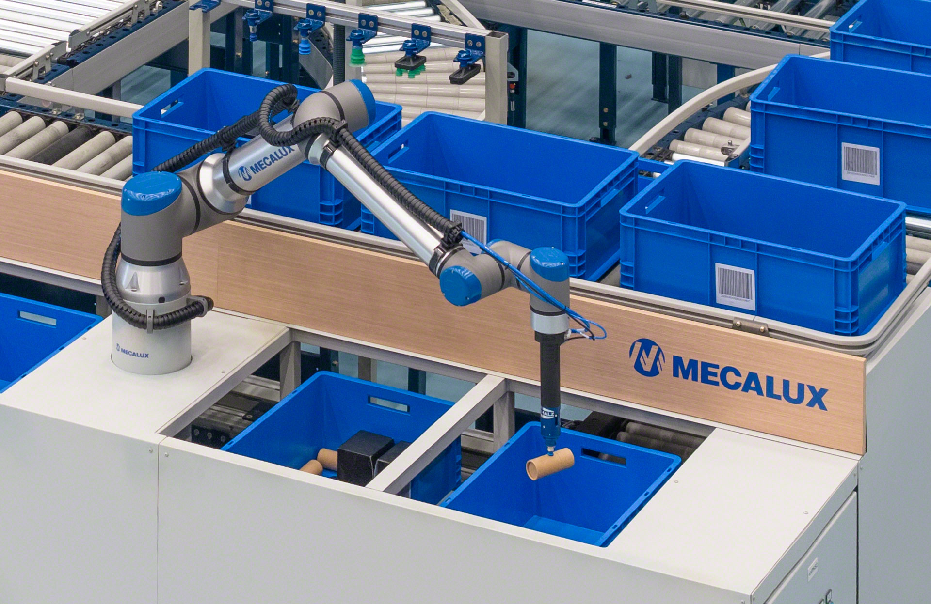 El robot de picking de Mecalux automatiza completamente la preparación de pedidos